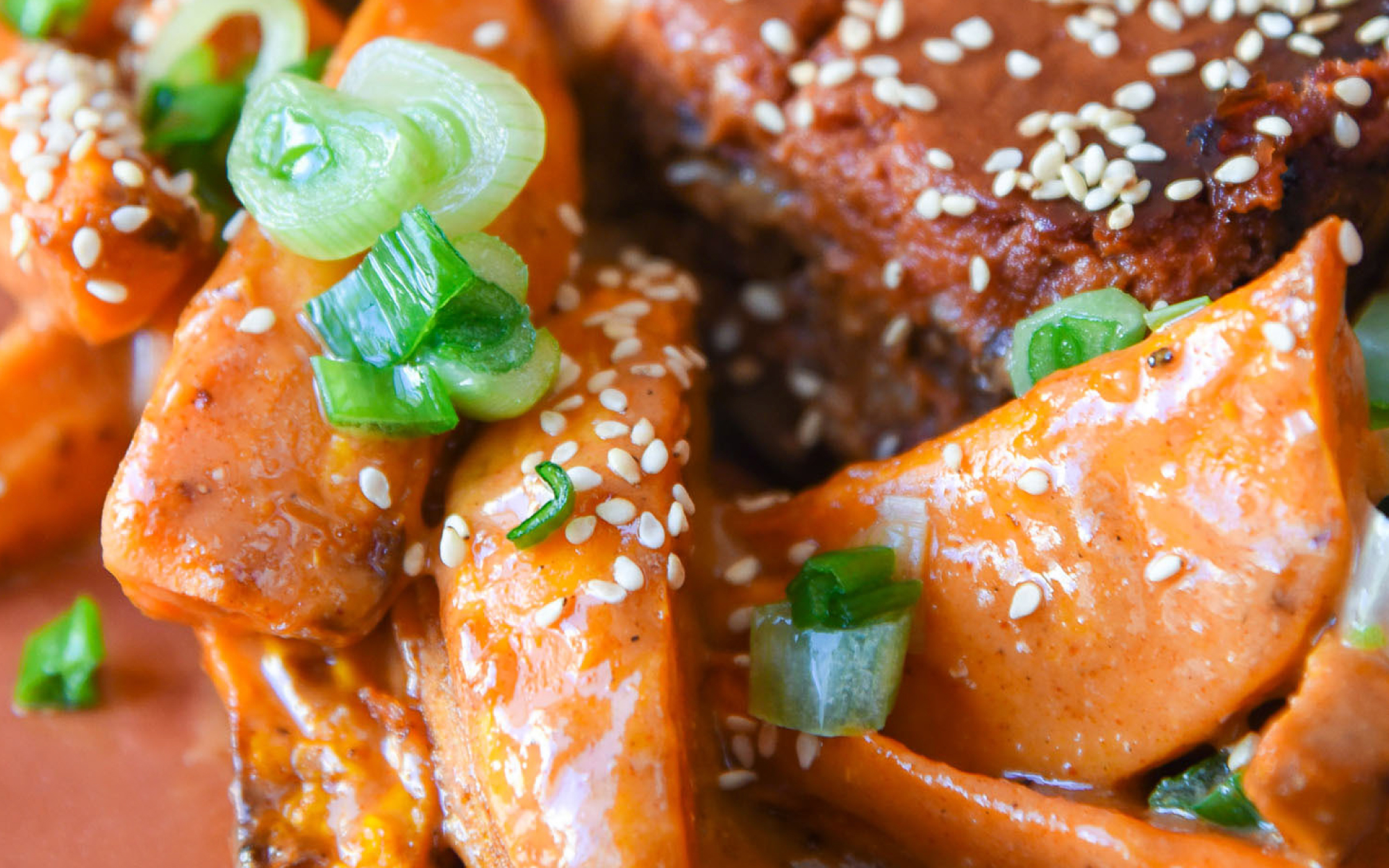 Wild Γλυκοπατάτες στο Φούρνο με Ντρέσινγκ Αμυγδαλοβούτυρου