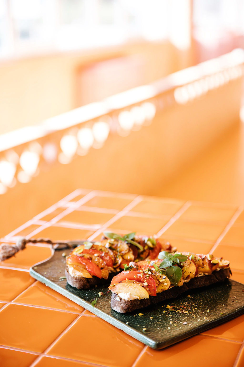 Μπρουσκέτα με Ντομάτα και Ροδάκινο